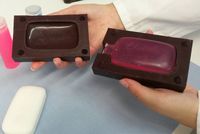 Das ist ein Seifenstück, das die Schüler selbst hergestellt haben. Die klassische Seife wird gerne als Versuch im Labor von Zschimmer & Schwarz gemacht, da man einige chemische Reaktionen gut erklären und sehen kann. Die Seife durften die Schüler mit 