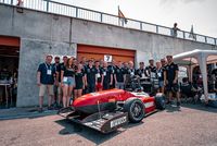 Stolze Ingenieure: Bei der Formula Student treten Studierende aus aller Welt mit selbst gebauten Elektro-Rennkarossen gegeneinander an. Auf dem Hockenheimring feierte das Werk des Vereins Cure Mannheim Premiere.  (Foto: Fuchs Lubritech)