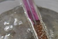Die Chemie hinter Farben - das lernen die Ferien-Forscher im NaT-Lab (Foto: Hasübert)