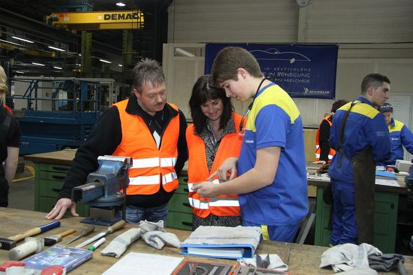 Azubi erklären den Eltern ihre Ausbildung