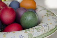 Ein Nest voller bunter Ostereier gehört dazu (Foto: maptagsde, flickr, CC BY 2.0).