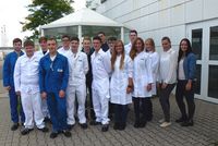 Chemie-Chic: Die Azubis nach der Einkleidung(Foto: Grace).