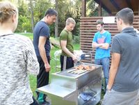 Die entspannteste „Übung“: Nach getaner Arbeit wird abends gemeinsam gegrillt. Auch das Grillen ist natürlich Sache der Azubis! (Foto: Grace)
