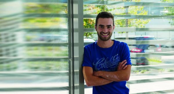Den ersten Kontakt fand Jannik Yüksel zu Uzin Utz bei einer Bildungsmesse. Ein Chemie-Azubi aus dem Unternehmen hatte ihn neugierig auf eine Ausbildung gemacht. (Foto: Uzin Utz)