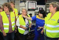 Melek Altaş erläuterte den Frauen ihre Arbeit im Mischungsprüflabor (Foto: Michelin).