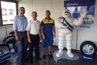 Teamleiter Vitalij Ott (Mitte) unterstützt seine Mitarbeiter auf ihrem Karriereweg. Hier steht er neben zwei ehemaligen Mitarbeitern. Serkan Kural (links) ist derzeit in Ausbildung zum Qualitätstechniker. Denny Anderson (rechts) ist seit Ende 2012 Insta