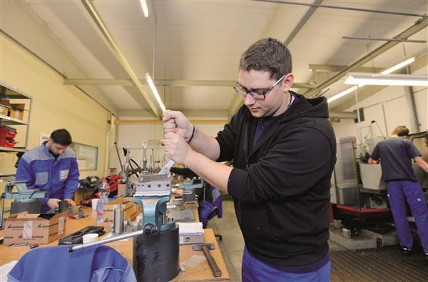Bei der Arbeit ist Maxime Adam stets hoch konzentriert. Der Umgang mit dem Werkzeug will gelernt sein. Foto: Wirtschaftszeitung AKTIV/Sigwart