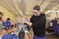 Bei der Arbeit ist Maxime Adam stets hoch konzentriert. Der Umgang mit dem Werkzeug will gelernt sein. Foto: Wirtschaftszeitung AKTIV/Sigwart
