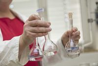 PTAs arbeiten auch im Labor. Bei der Laborarbeit sind Naturwissenschaften wie Chemie und Physik sowie Mathe wichtig. (Foto: mh)