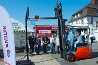 Geschick brauchen die Azubis des neuen Ausbildungsberufes Fachkraft für Lagerlogistikwaren (Foto: Evonik).