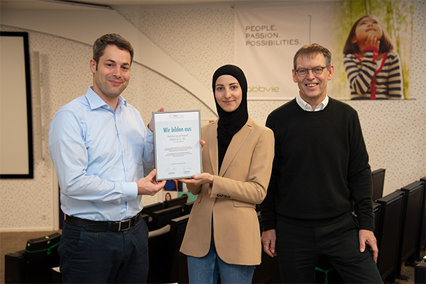 Der Arbeitgeberverband Chemie Rheinland-Pfalz e.V.  überreichte die Urkunde an AbbVie. Das Unternehmen war vertreten durch Dr. Christian Maurer, Nadi Ibrahim und Dr. Hendrik von Büren (v.l.n.r.). Alle Personen waren geboostert und negativ getestet; die Masken wurden nur für das Foto abgenommen. Die Übergabe fand nur im kleinen Kreis, dafür im großen Auditorium bei AbbVie statt. (foto: mh-foto.de)