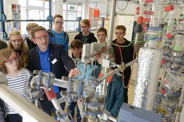 Bei Rundgängen durch das Technikum der Ausbildung und im Schülerlabor erhielten die Jugendlichen einen Einblick in das Unternehmen und dessen Berufe. 