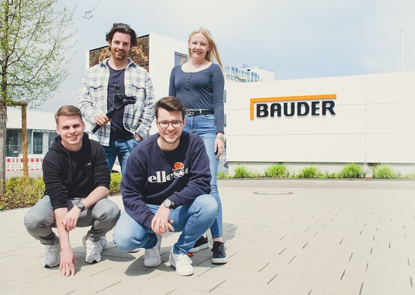 Beim Dachspezialisten Bauder beteiligen sich die Azubis am TikTok-Kanal. Insgesamt wird bei Bauder in acht Berufen ausgebildet. Ziel des Unternehmens ist es, durch eine bedarfsorientierte Ausbildung, alle Azubis zu übernehmen. (Foto: Bauder)