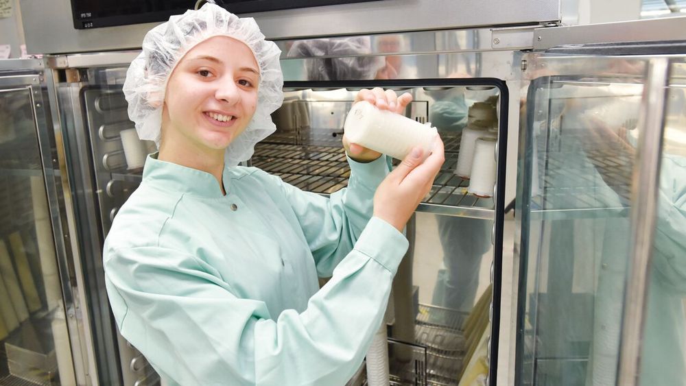 Viliana Österle, Pharmakantin im ersten Lehrjahr. Bild: aktiv/Roland Sigwart