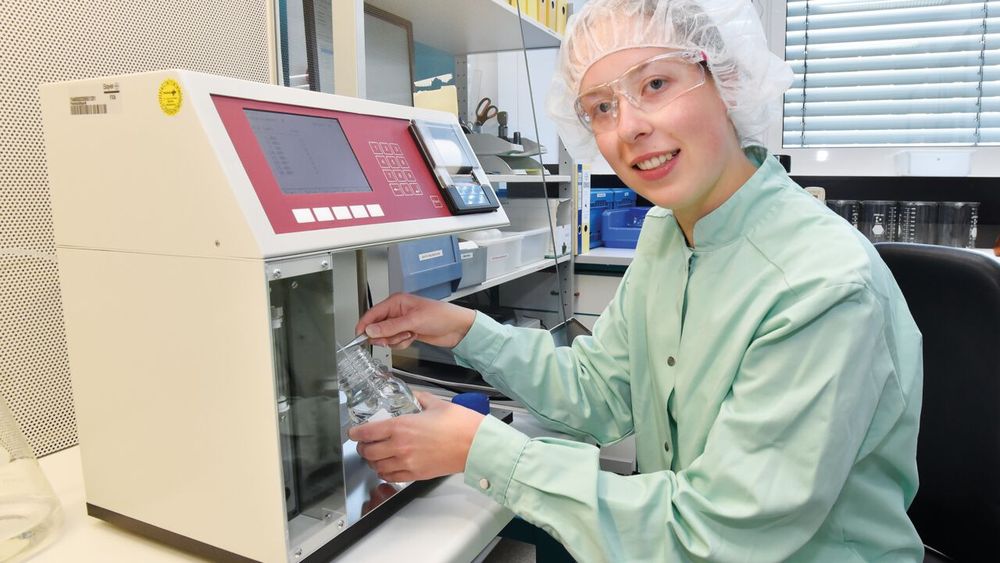 Carmen Schneider, Chemielaborantin im ersten Lehrjahr. Bild: aktiv/Roland Sigwart