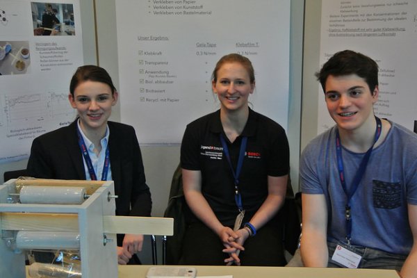 Von links: Victoria Lohmann (16), Annika Merz (17) und Maximilian Reitenspies (17) sind die Landessieger im Fachgebiet Chemie in Baden-Württemberg (Foto: ChemieBW).