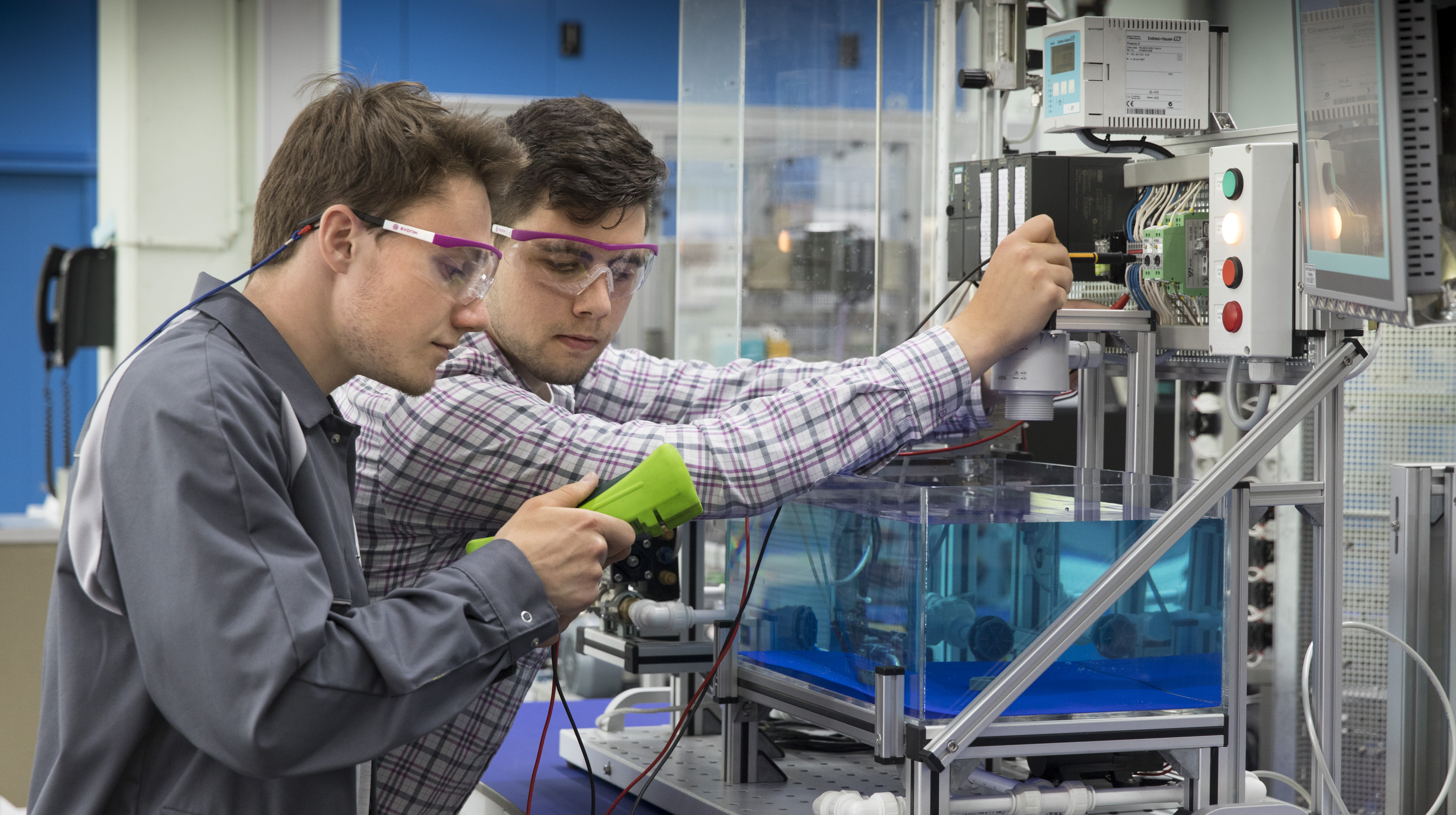Die Ausbildungsberufe in Chemie & Pharma sind vielfältig und die Wahrscheinlichkeit ist groß, dass ihr fündig werdet. (Foto: Chemie.bW/Eppler)