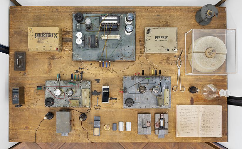 Ein besonderes Exponat aus der Ausstellung ist der Kernspaltungstisch. Hier gelang Otto Hahn, Lise Meitner und Fritz Straßmann 1938 der erste Nachweis zur Spaltung eines Urankerns. (Bild: Deutsches Museum / Christian Illing)
