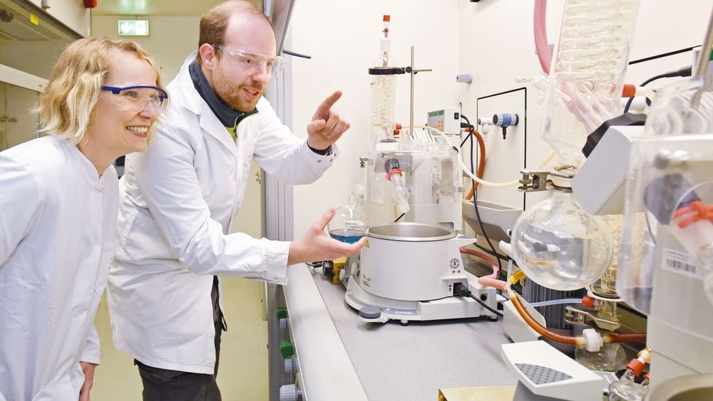 Ausbilderin Jasmin checkt im Lehrlabor den Versuchsaufbau von Azubi Jonas Kögel. (Bild: Roland Sigwart Photographie)