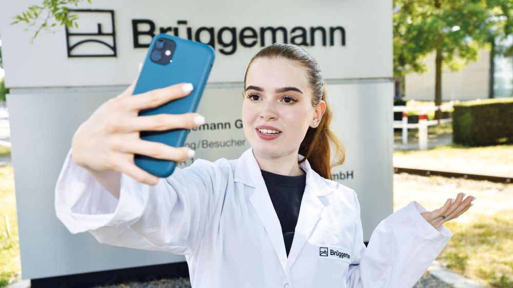 Hallo zusammen! Mona Schiller stellt ihren Arbeitsplatz in Social Media vor. Bild: aktiv/ Roland Sigwart