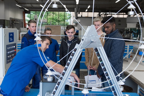 Azubis und Besucher auf einem der letzten Infotage zur Ausbildung bei Freudenberg (Foto: Freudenberg).