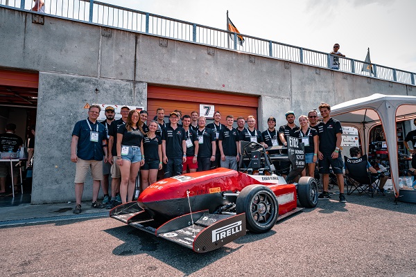 Stolze Ingenieure: Bei der Formula Student treten Studierende aus aller Welt mit selbst gebauten Elektro-Rennkarossen gegeneinander an. Auf dem Hockenheimring feierte das Werk des Vereins Cure Mannheim Premiere.  (Foto: Fuchs Lubritech)