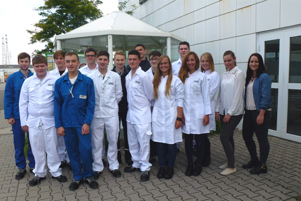 Chemie-Chic: Die Azubis nach der Einkleidung(Foto: Grace).