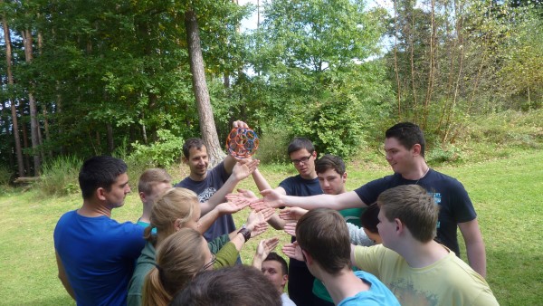 Bei dieser Teamaufgabe kommt es auf Genauigkeit und Schnelligkeit an. Der Ball wird in die Runde gegeben und darf den Boden nicht berühren. Danach muss der Ball so schnell wie möglich im Kreis herumgegeben werden (Foto: Grace).