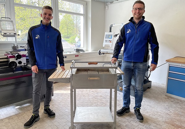 Leon Bomblies (links) und Ingenieur Sönke Rautmann. Foto: ChemieNord