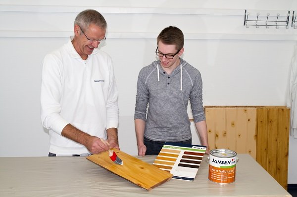 Azubi Stefan Leinz fragt-Anwendungstechniker Norbert Frenken antwortet (Foto: Jansen).