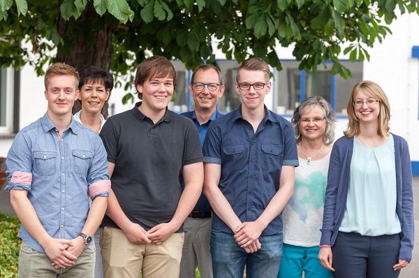 Nach erfolgreicher IHK-Abschlussprüfung die Karriere fest im Blick: Nicolas Koch, Sebastian Müller, Stefan Leinz und Lorna Marchant mit ihren Ausbildern sowie der Geschäftsführung. (Foto: clso/Jansen)