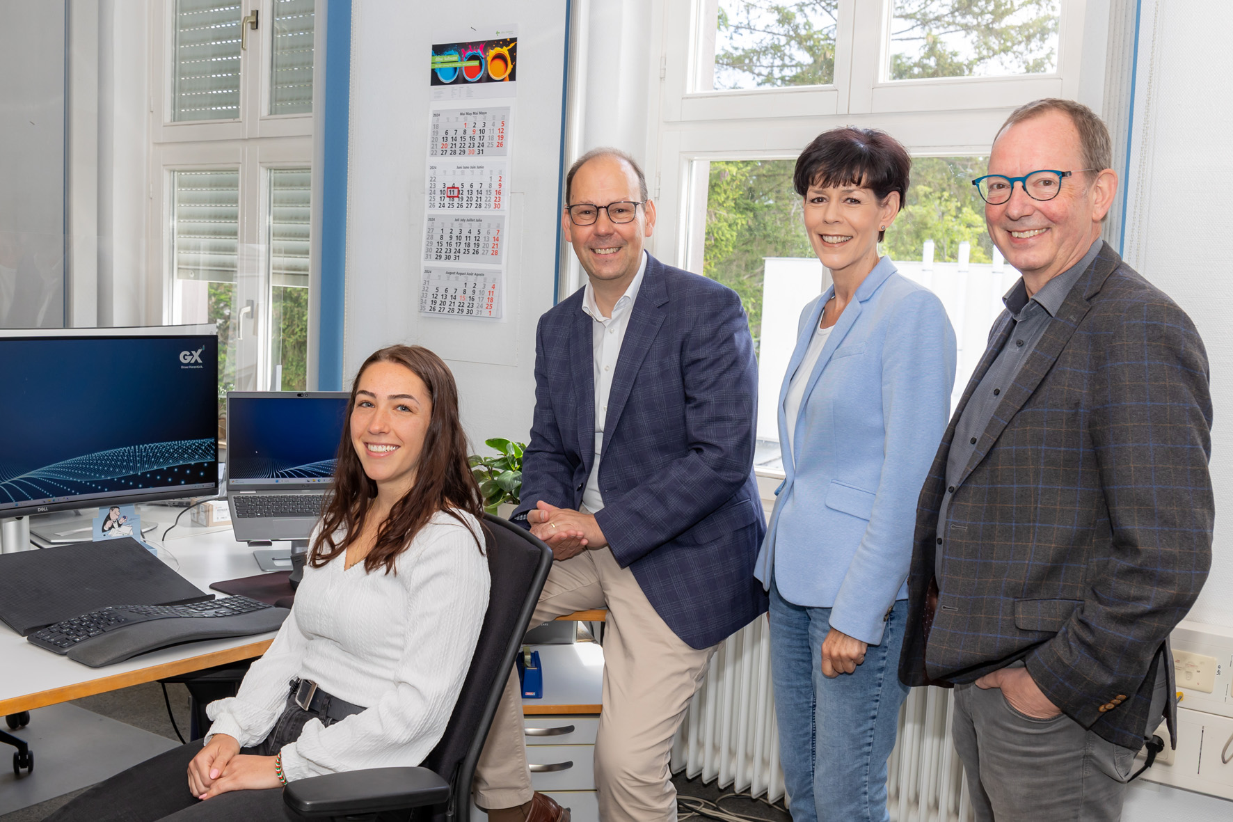 Sandra bekommt gleich hohen besuch vom geschäftsführenden Gesellschafter Dirk Mayer-Mallmann, Gesellschafterin Alexandra Bardjasteh und dem Geschäftsführer Peter Jansen (v.l.n.r.)(Bild: Jansen).