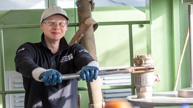 Pascal hat seine Ausbildung bestanden und unterstützt ab jetzt das Jansen-Team vor Ort.