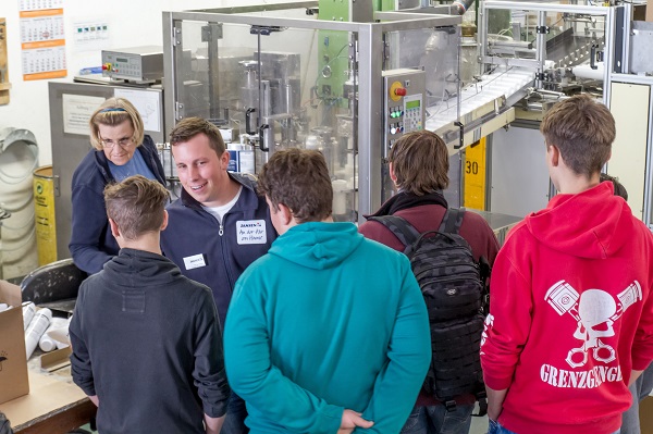 Der Chemikant Florian Thelen legt bei seiner unterhaltsamen Führung den Fokus auf Sicherheit (Foto: Jansen).