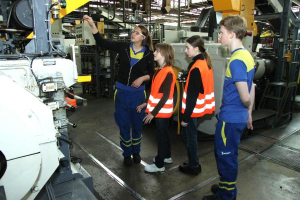 Michelin ist eines der Unternehmen, die am Girls´Day teilnehmen. Hier zeigt eine Azubine im Jahr 2014 die Reifen-Produktion (Foto: Michelin).