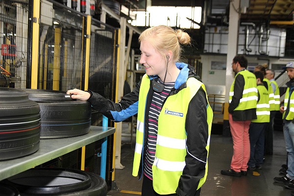 Chemie-Unterricht live: Da, wo Reifen produziert werden (Foto: Michael Kobylarz/Michelin).