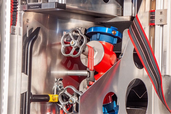 Blicke auf das Brandschutz-und Rettungs-Equipment im neuen Werkfeuerwehrauto. (Foto: UD/Michelin)