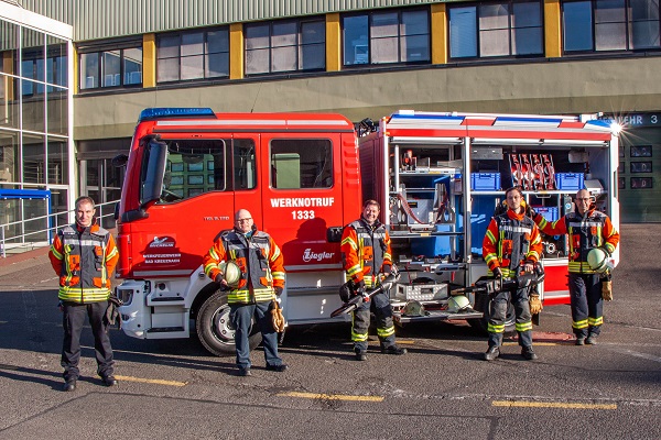 Sind stolz auf ihr neues Fahrzeug: (v. l.) Harald, Leiter Michelin Werkschutz und Werkfeuerwehr, und die Werkfeuerwehrmänner Winfried, Wolfgang, Michael und Rüdiger. (Foto: UD/Michelin)
