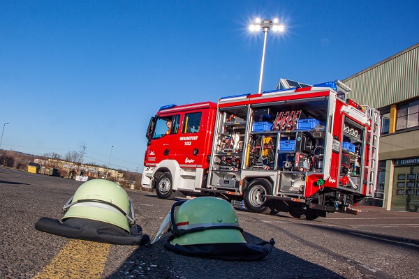 Das neue Fahrzeug mit ausgefahrenem Lichtmast. (Foto: UD/Michelin)