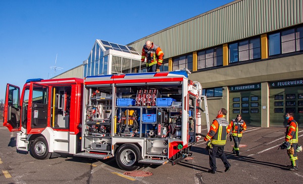 Die Werkfeuerwehrleute machen sich mit dem neuen Fahrzeug vertraut. (Foto: UD/Michelin)