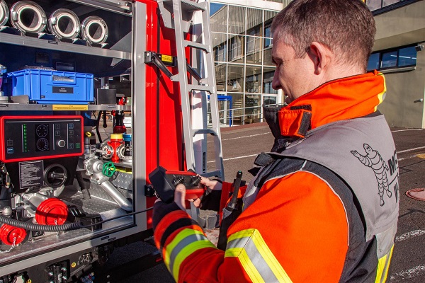 Mit dem Joystick kann Harald Wolf den Lichtmast ausfahren und die einzelnen LED-Lampen steuern. (Foto: UD/Michelin)