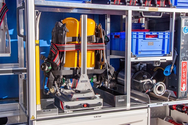 Blicke auf das Brandschutz-und Rettungs-Equipment im neuen Werkfeuerwehrauto. (Foto: UD/Michelin)
