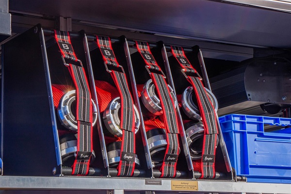 Blicke auf das Brandschutz-und Rettungs-Equipment im neuen Werkfeuerwehrauto. (Foto: UD/Michelin)