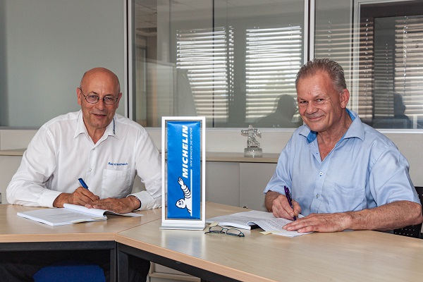 Unter (Solar-)Dach und Fach: Michelin Werkdirektor Cyrille Beau (l.) und Morten Stefan Lanzenstiel, Geschäftsführer der Solar-Energiedach GmbH PV, unterzeichnen den Vertrag  über die Installation von Solarmodulen auf den Flächen des Reifenherstellers in Bad  Kreuznach