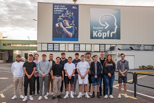 Die „Neuen“ vor der Abfahrt zum Einstiegsworkshop und damit am Start zur Michelin  Ausbildung: (in alphabetischer Reihenfolge) Daniel Adamskiy, Devran Baruc, Christoph  Bayer, Yunus-Emre Bilgi, Moritz Bott, Philipp Fink, Silas Heinrich, Denny Ly, Nico Maul,  Tolga Sagir, Sean Schäfer, Niklas Schönheim, Michelle Simon, Bartu Tiryaki und Florian  Wolfgarten. (Foto: Michelin/Ulrike Dalheimer)