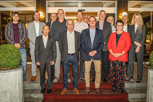  Micheliner Joachim Gans und Rolf Petermann, Thomas Aff, Axel Boppel, Klaus Buhrmann, Burkhard Gräff, Detlef Heinrich und Eric Medinger, Gülhan Bayram, Mikail Bozdogan, Ulrike Dalheimer, Mike Frenz, Viktor Fuchs, Vadim Jäger, Alexander Kostjutschenkow, Tuan-Anh Pham, Holger Praß, Tien-Dung Truong und Klaus Weindorf wurden von Cyrille Beau, Dr. Heike Notzon und Jochen Guse geehrt.