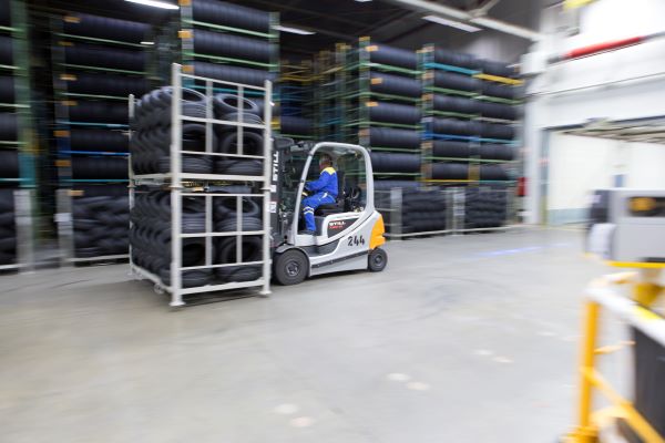 Du sitzt nicht gerne nur am Schreibtisch? Dann wäre die Logistik was für dich! (Bild: Michelin)