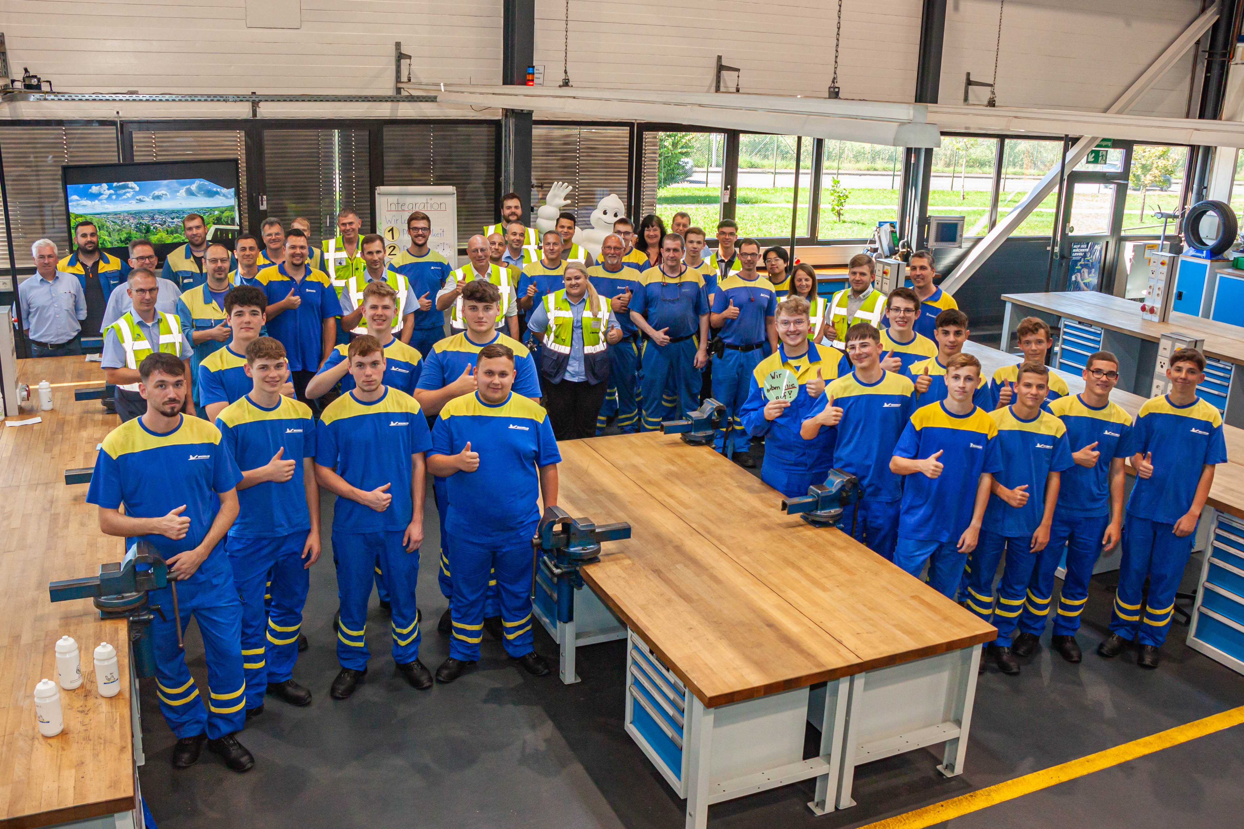 Schon perfekt eingekleidet freuen sich die Azubis auf die nächsten Jahre bei Michelin. (Bild: Michelin)