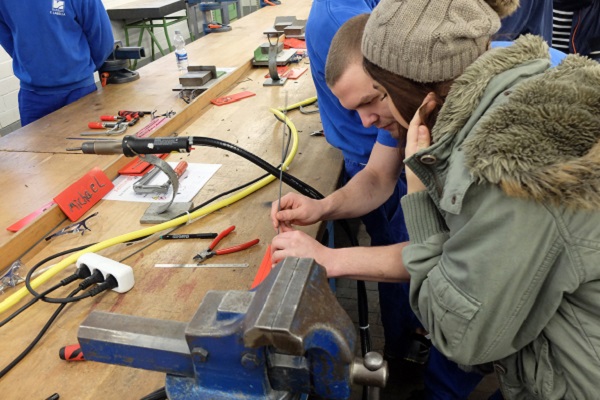 Selbst mit Werkzeugen arbeiten war eine einmalige Gelegenheit (Foto: Renolit).