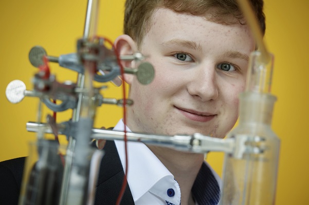 Gewinner 2014 aus Rheinland-Pfalz: Anton Klersy aus Montabaur, der Landessieger in Chemie. Sein Projekt: Recycling eines Treibhausgases (Foto: Stiftung Jugend forscht e. V.).